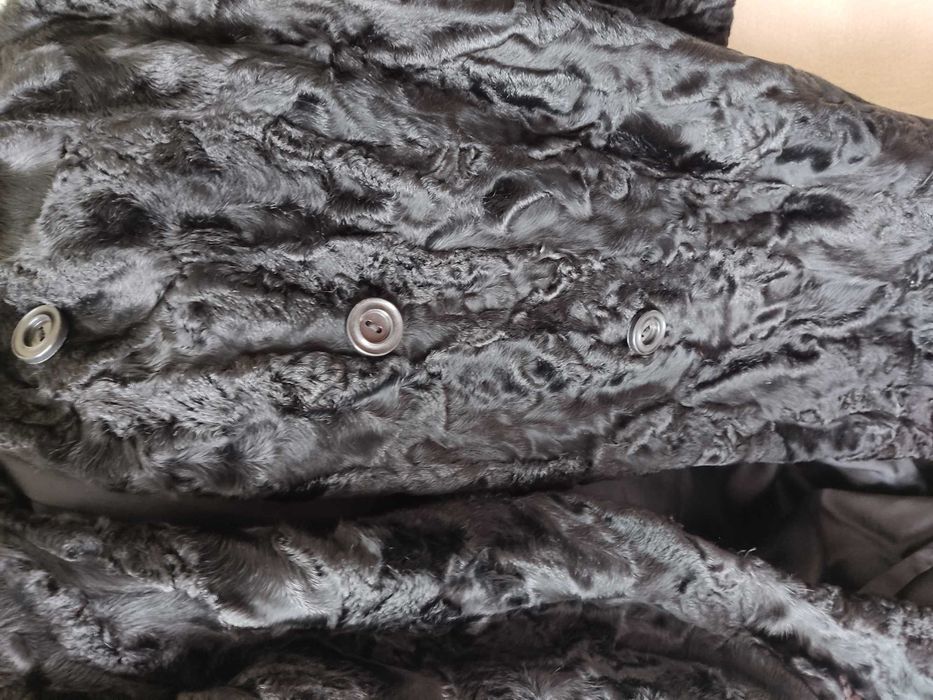 Czarne futro karakuły łapki