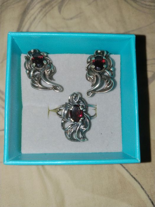 Продам серебряные серьги и кольцо 925 проба