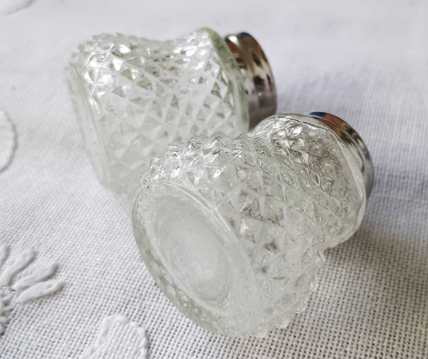 Malutkie szklane przyprawniki, solniczka i pieprzniczka