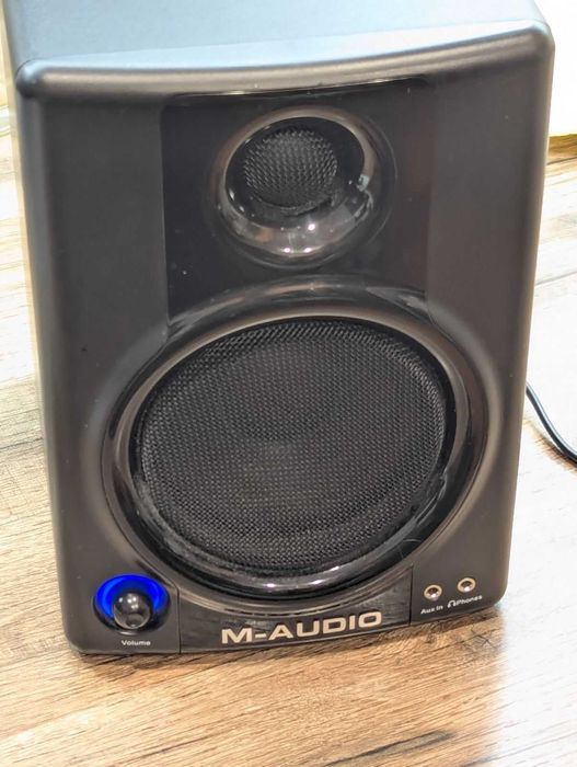 Часть от системы активных мониторов M-AUDIO STUDIOPHIL AV40 активная