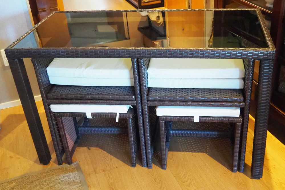 mesa, 2 cadeiras e 2 bancos em vime castanho