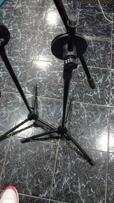 Dois suportes para microfone