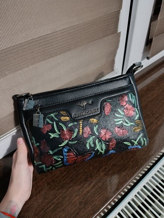 Вінтажна чорна сумочка з унікальним дизайном.