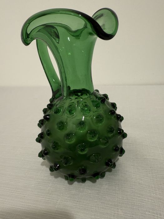 Mały osiołek z kolcami  Zielony szklany wazon