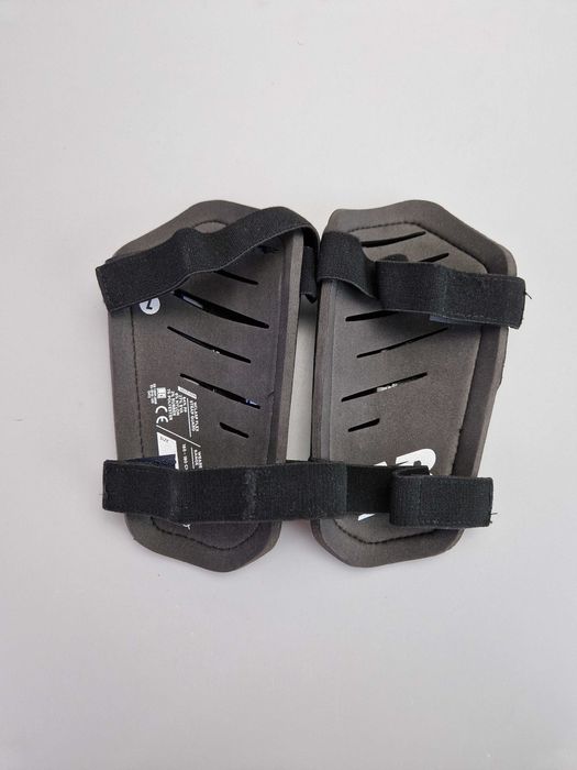 Ochraniacze Piłkarskie NEW BALANCE Flex Strap L 160-180cm