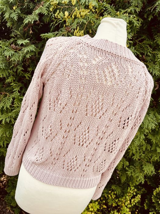 Ażurowy sweterek drewniane guziki