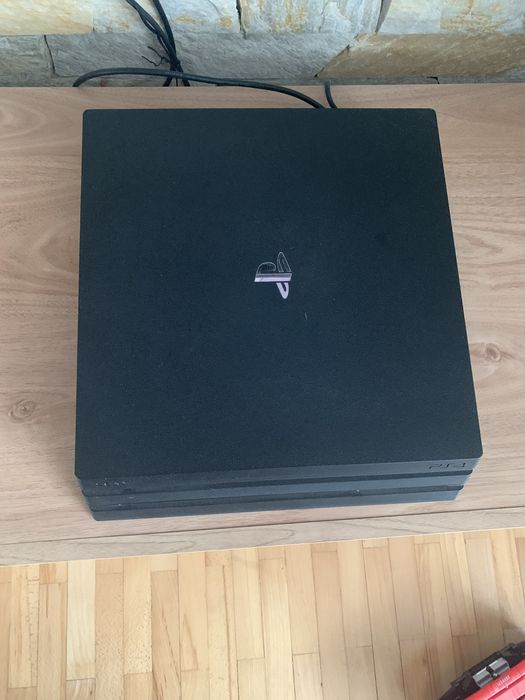 Ps4 pro, + два геймпади, та гра Crash bandicut