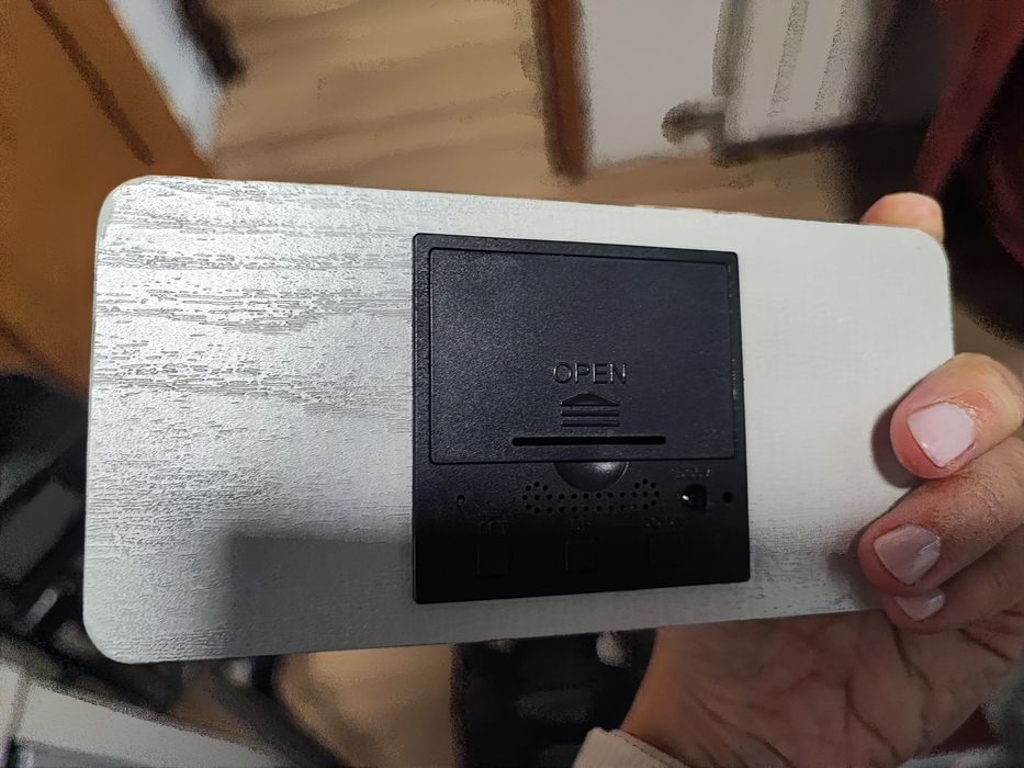 Relógio cinza a pilhas