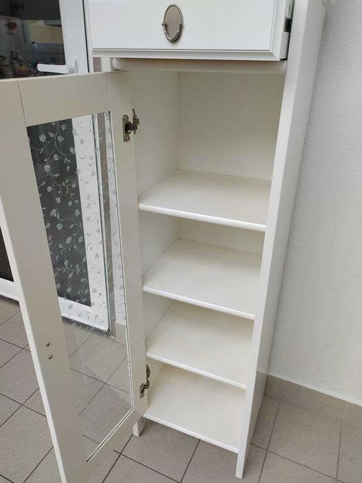 Móvel branco em madeira nobre