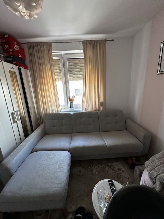 szara duza rozkladana kanapa