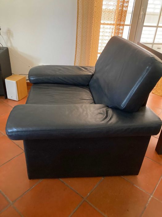 Sofá 3 Lugares + Poltrona em Pele Preta – Excelente Estado
