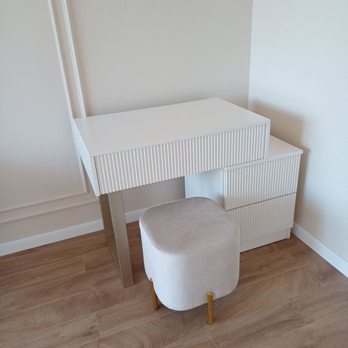 Косметичний столик, фарбований МДВ (3 шухляди)