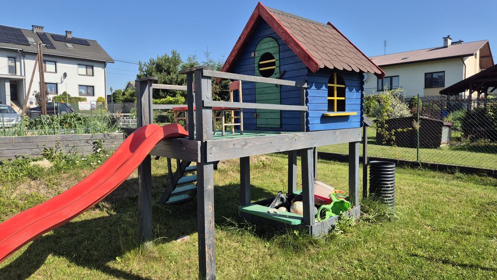 Sprzedam drewniany domek ogrodowy dla dzieci ze zjeżdżalnią – solidny i zadbany