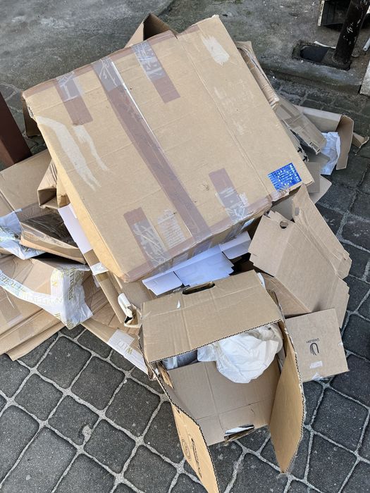 Oddam kartony widoczne na zdjęciach