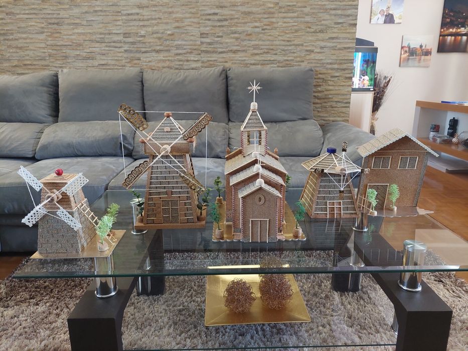 Igreja moinho feitos de cortiça e madeira a mão