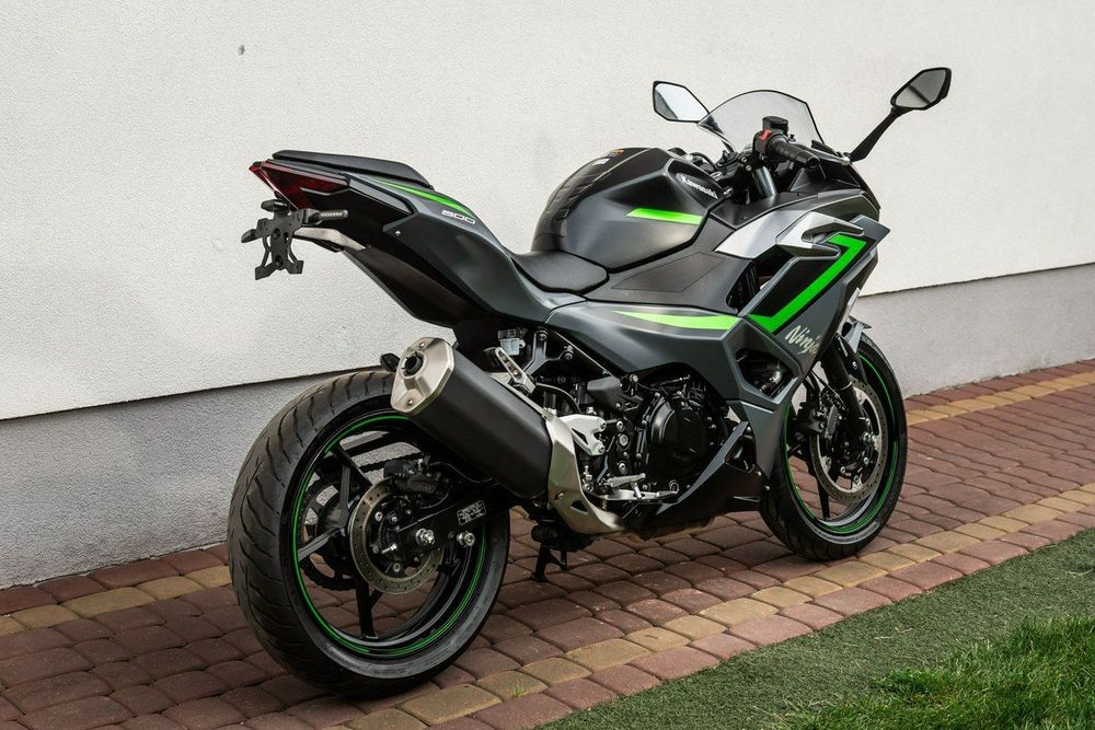K  KAWASAKI Z125 STELAŻ KUFRA CENTRALNEGO SHAD 2019-2020