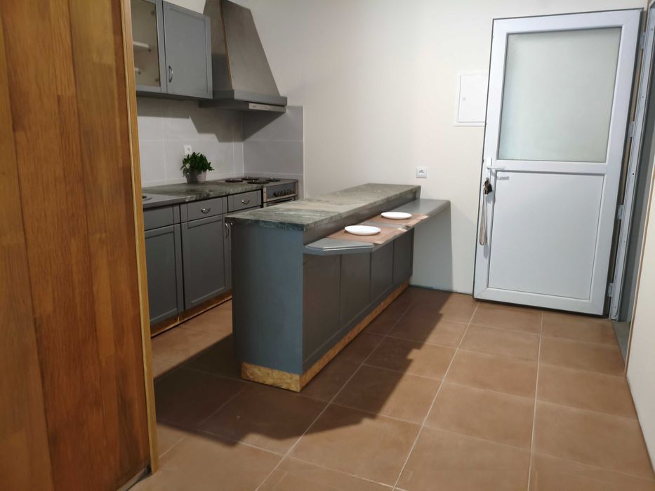 Moradia T2+1 mobilada, em fase final de remodelação, disponível a partir de início de junho.