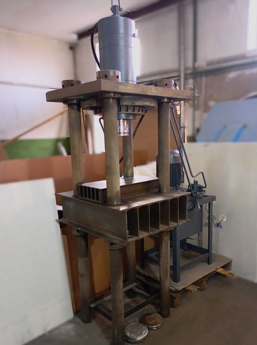 Prasa hydrauliczna firmy Hydrapres  200 T.