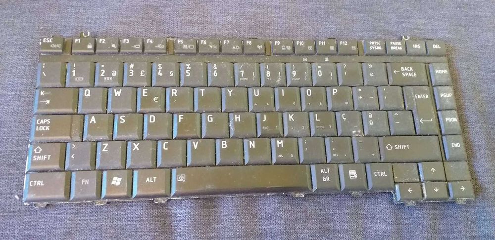 Vários teclados de laptop