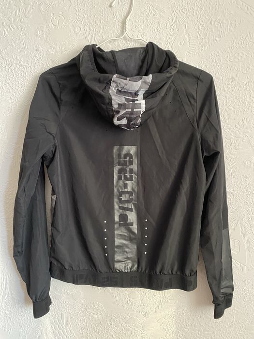 Жіноча бігова вітрівка