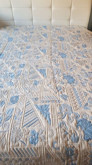 Colcha casal, reversível em tom branco e azul