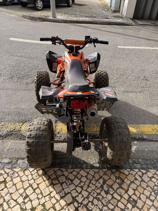 Moto 4 criança  com mudanças e marcha a traz