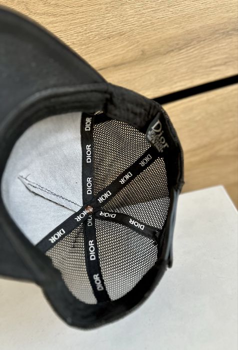 Czapka z daszkiem Dior Trucker Hat – Czarna ze złotym logo, Regulowana