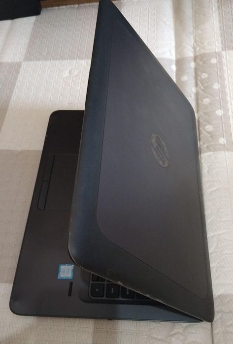 HP Zbook com tela sensível ao toque de 14 polegadas, processador Intel Core i7 de 7ª geração, 8 GB de RAM, SSD de 256 GB com carregador.