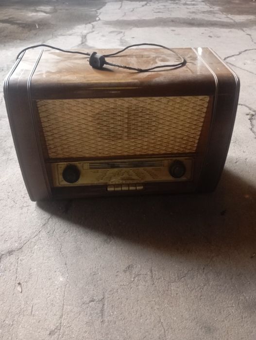 Vendo este radio muito bonito bom estado a trabalhar muito bem
