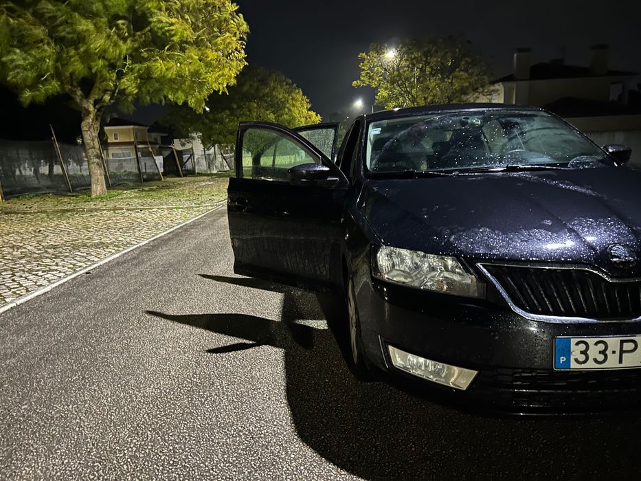 Vendo Skoda 1.6 muito bom de pintura e chapa