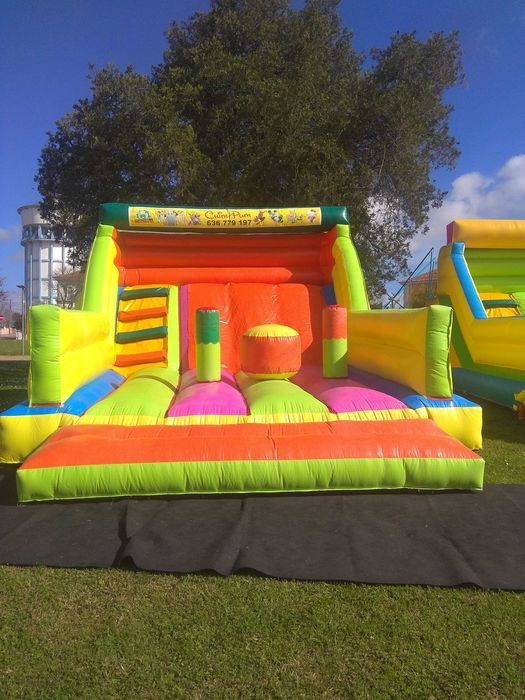 Insufláveis, mascotes e photobooth