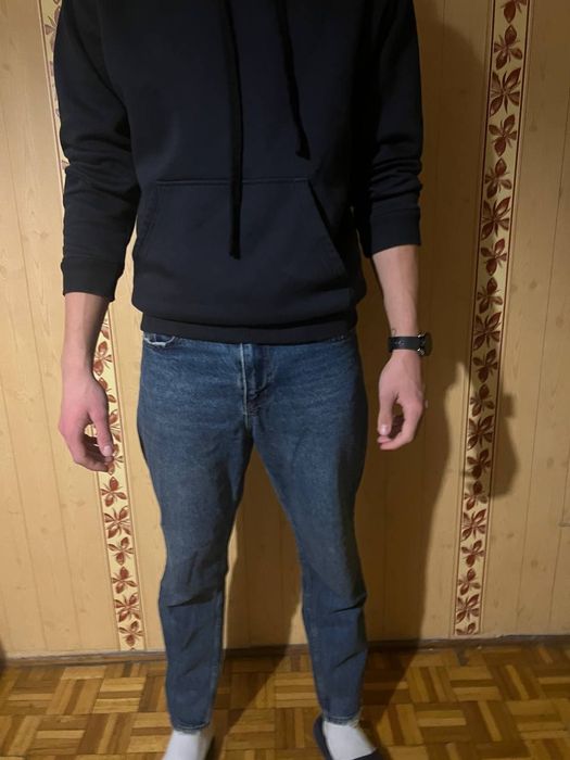 niebieskie dżinsy