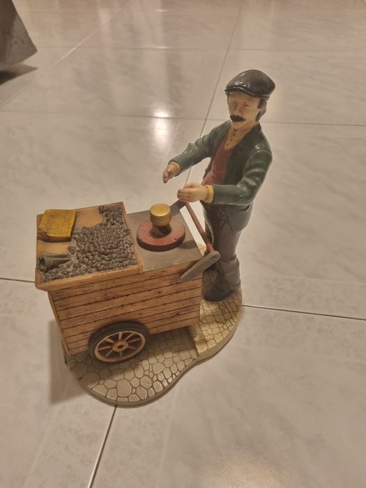 Vende se figuras decorativas com bebida alcoólica inserida dendro