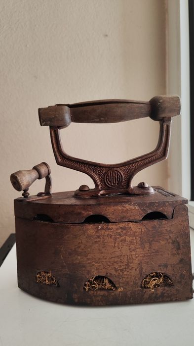 Ferro de engomar antigo