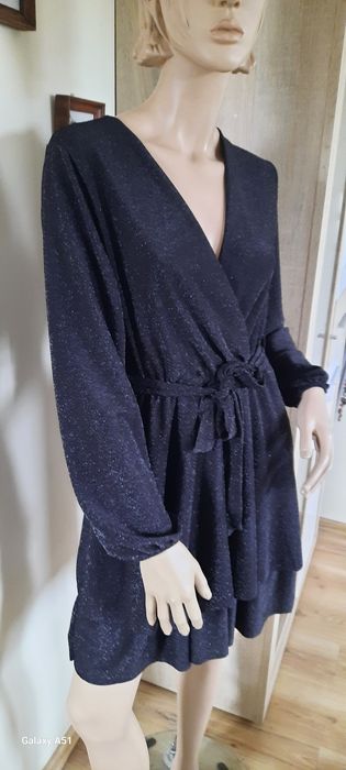 Koktajlowa sukienka z kopertowym dekoltem mini z falbankami