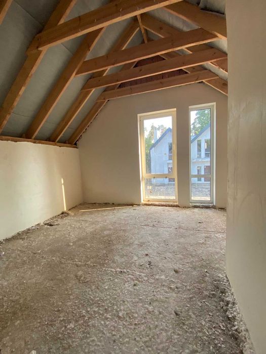 Продаж свого тауну прямо біля озера.Центральні комунікації