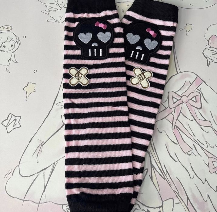 Мітенки з черепом