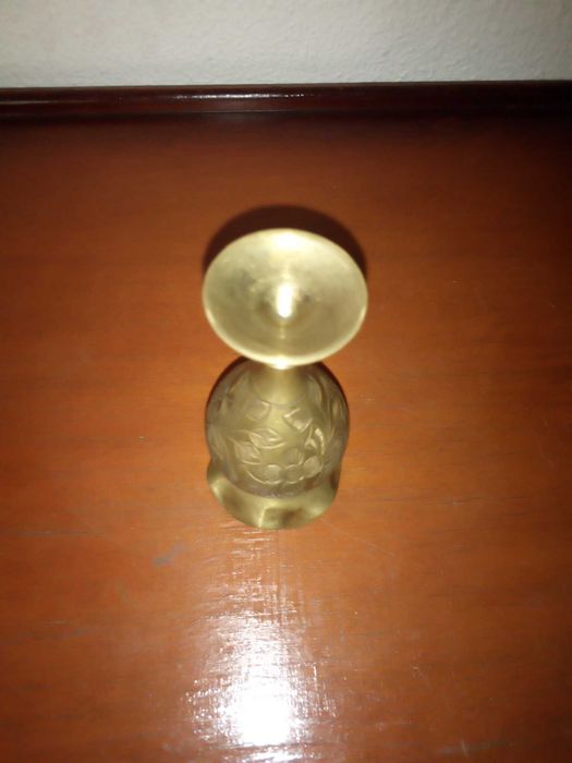 Mini jarra em latão, gravada com motivos florais, usada