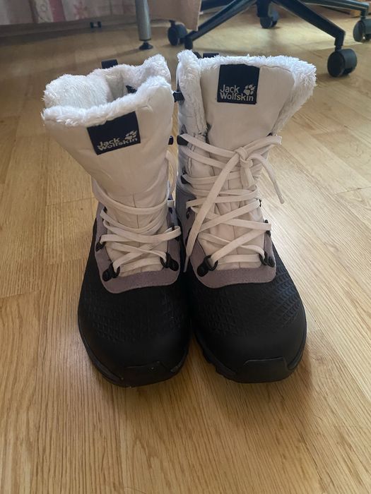 Продам зимові жіночі ботинк Jack Wolfskin