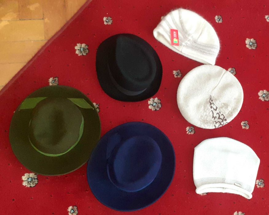 Zestaw czapek i gustownych kapeluszy damskich