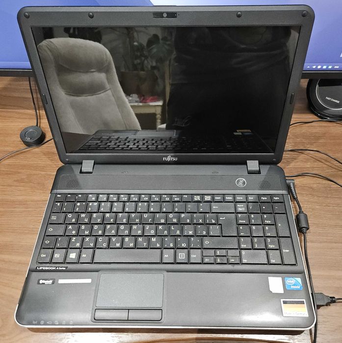 Ноутбук Fujitsu AH512  Intel Celeron B830 (1.8 ГГц) / RAM 4 ГБ