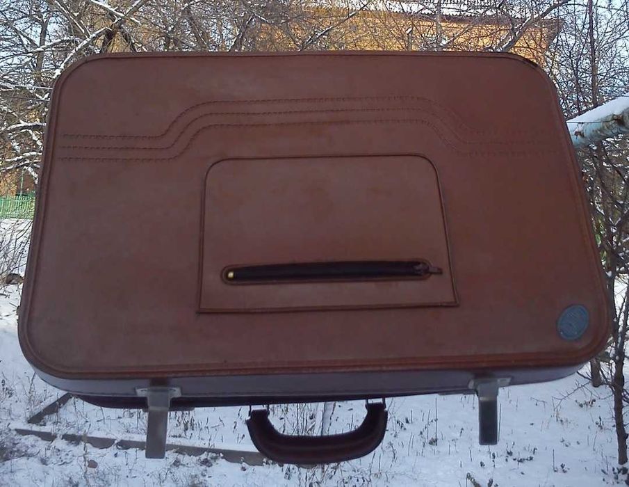 Чемодан из кожзама среднего размера,легкий и прочный 55см.×36см.×16см.