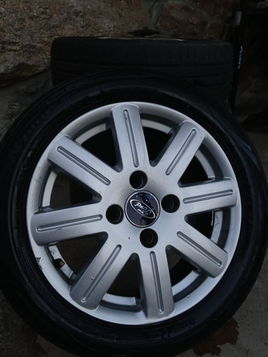 Pneu com jantes Ford