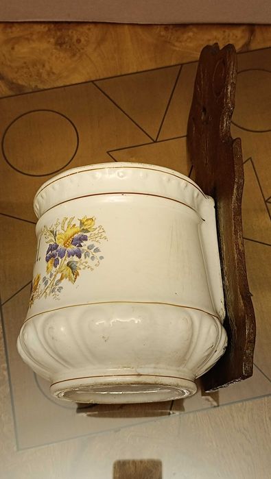 Stary fajansowy pojemnik na mąkę