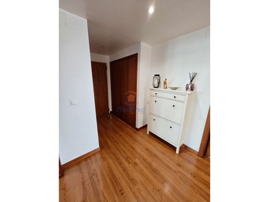 Apartamento T2 com Varanda, Parqueamento e Arrecadação | Alta de Li...