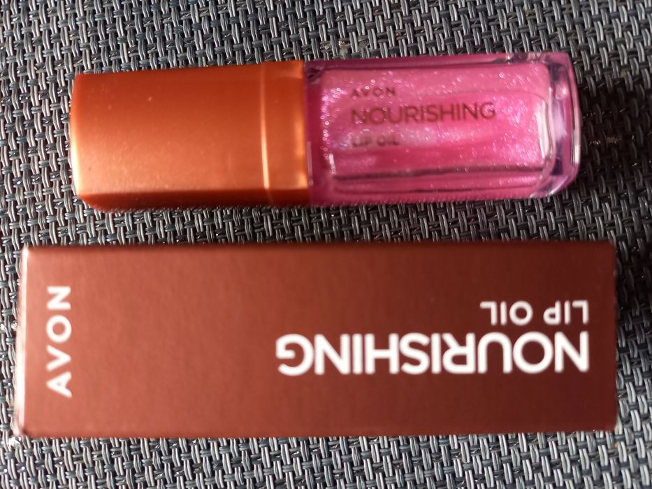 Błyszczyk do ust Shimmering Petal Avon