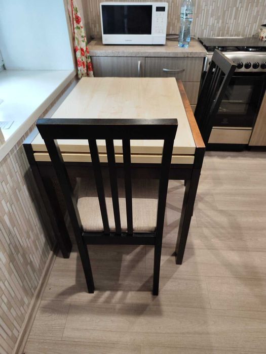 Продам раздвижной кухонный стол c 2 стульями