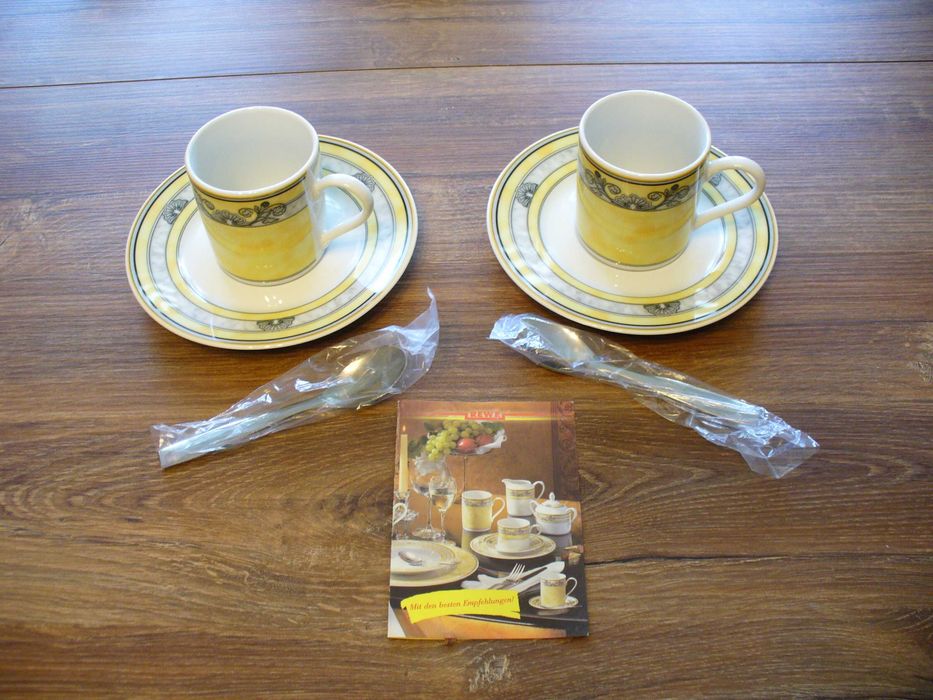 Zestaw porcelany: kubki, filiżaneczki, talerzyki