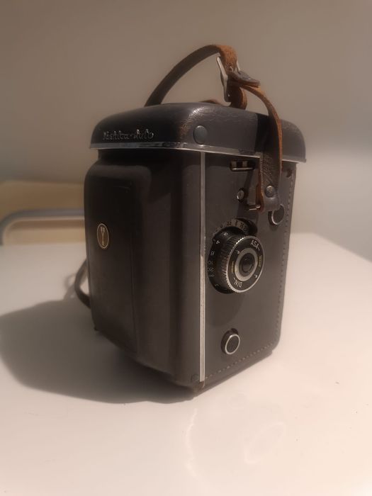 Yashica-Auto 6×6, câmara TLR (reflex de duas objetivas) para filme 120, com objetiva Yashinon 80 mm f/3.5. É um modelo de cerca de 1959.