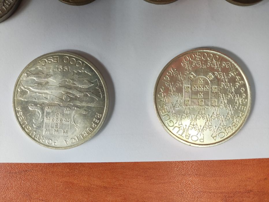 Moedas Escudos, Pesetas, Francos, Dinars, Real